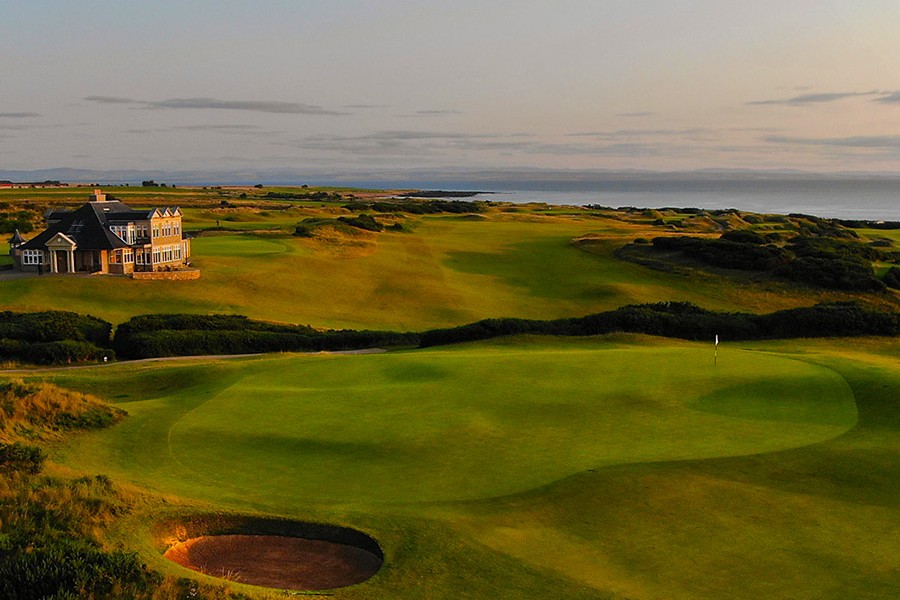 The 9th hole and clubhouse at Kingsbarns